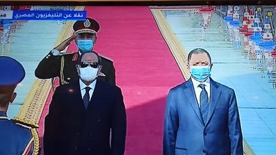 السيسي يضع إكليلًا من الزهور على النصب التذكاري لشهداء الشرطة
