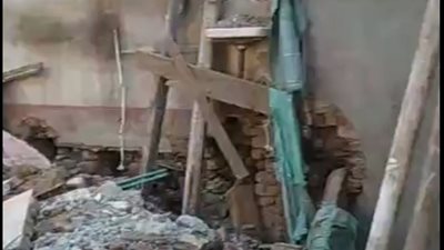 يعاني من الشلل وانهار منزله على زوجته وابنه.. مواطن بأسيوط يستغيث لتوفير عمل وسكن له