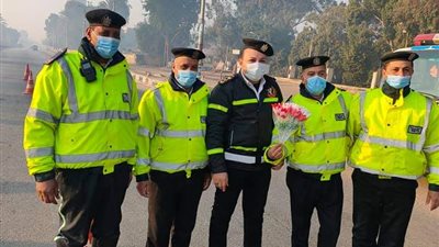 رئيس وحدة مدينة ديرمواس يهدي السائقين والركاب 