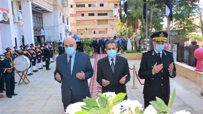 محافظ الغربية يضع إكليلًا من الزهور على النصب التذكاري لشهداء الشرطة بمناسبة عيد الشرطة الـ69