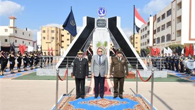 محافظ الشرقية ومساعد وزير الداخلية يضعان إكليلًا على النُّصب التذكاري للشهداء احتفالًا بـ25 يناير