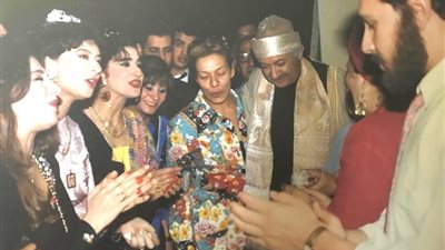 ناهد السباعي تنشر  صورة نادرة لوالدتها من كواليس فرح سنية بمسلسل 