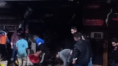 الدفع بـ3 سيارات إطفاء للسيطرة على حريق بمعرض سيارات في شبرا الخيمة (صور)