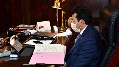 عبر الفيديو كونفرانس وزير الرياضة يشهد اجتماع الاتحاد الدولي للسلاح