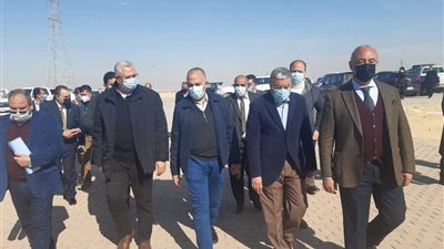 محافظ المنيا يستقبل وزيري الري والزراعة لمتابعة عدد من المشروعات (صور)