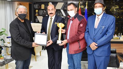 مهرجان أسوان الدولي لأفلام المرأة يكرم محافظ أسوان تقديرًا لجهوده