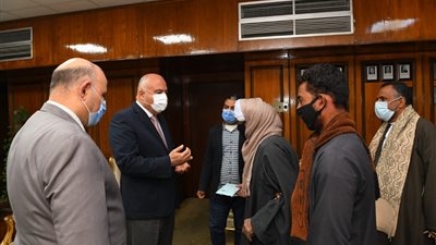 محافظ قنا يكرم أسرة شهيد الواجب الوطني في نقادة (صور)