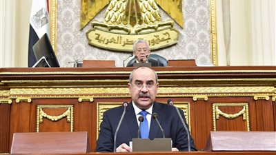وزير الطيران المدني يستعرض جهود تطوير المطارات بمصر