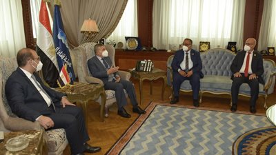 رئيس هيئة قناة السويس لوفد برلماني: قادمون نحو تحقيق التنمية الشاملة