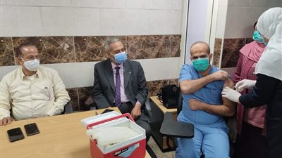 الأطباء والعاملون بمستشفى قها للعزل الصحي يبدأون تلقي جرعات اللقاح الصيني (صور)