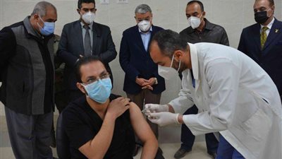محافظ المنيا يشهد تلقي الأطقم الطبية لقاح كورونا بعزل ملوي (صور)