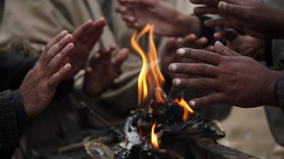 هربًا من البرد.. مصرع شاب اختناقًا خلال التدفئة بموقد بلدي في سوهاج 