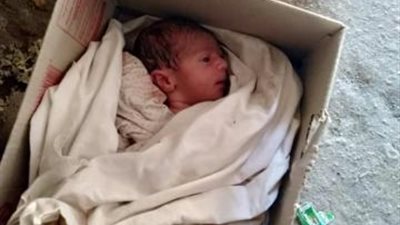 عمرها أيام.. العثور على طفلة رضيعة في أرض فضاء بالمحلة 
