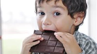 استشاري التغذية العلاجية: مكافأة الاطفال بالشيكولاتة أو الطعام كارثة كبيرة