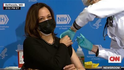 كامالا هاريس تتلقى الجرعة الثانية من لقاح 