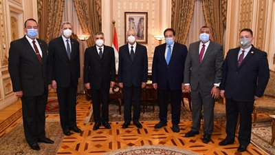 رئيس قناة السويس يهنئ 