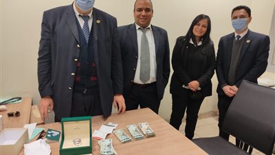 إحباط تهريب كميات من النقد الأجنبي وساعة ثمينة بحوزة راكب بمطار القاهرة