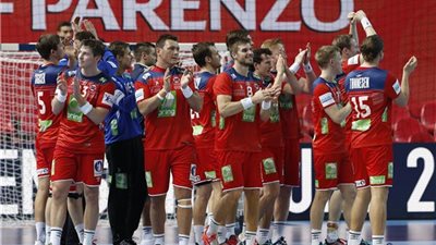 رئيسة منتخب النرويج لكرة اليد: المدير الطبي للفريق سعيد بالإجراءات الاحترازية (فيديو)