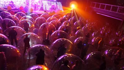 للحد من تفشي كورونا.. فرقة موسيقية تحيي حفلًا والجماهير داخل فقاعات فضائية