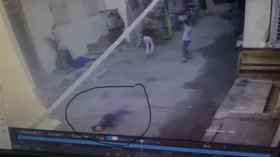 رعونة موظفي حي الشرابية تُسقط طفلًا بين الحياة والموت خلال تنفيذ قرار إزالة (فيديو)