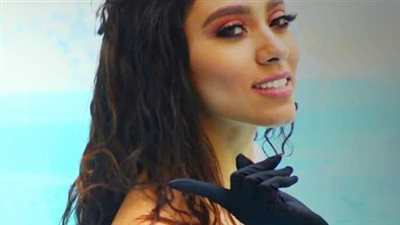 زيزي عادل تبدأ طرح ألبومها 