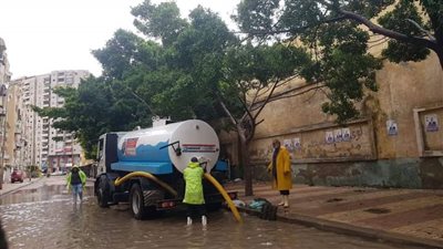 رياح شديدة وأمطار غزيرة تضرب الإسكندرية تزامنًا مع نوة الكرم (صور)