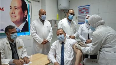 وكيل صحة الدقهلية يتلقى الجرعة الأولى من لقاح كورونا