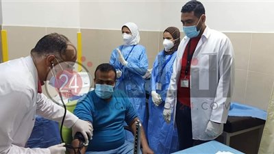نائب مدير العزل بمستشفى العديسات.. أول من يتلقى لقاح كورونا بالأقصر (صور)