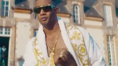 محمد رمضان يحتفل بوصول 