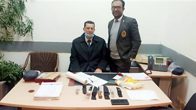 جمارك مطار القاهرة تضبط تهريب عدد من الأسلحة البيضاء