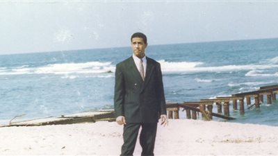 أشرف عبد الباقي ببدلة على البحر: 