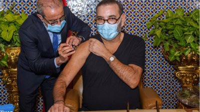 ملك المغرب يتلقى الجرعة الأولى من لقاح كورونا
