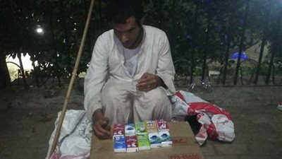 محافظ أسوان: مساعدات مالية وغذائية وملابس وبطاطين لمواطن كفيف وأسرته