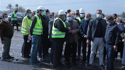 وزير النقل يتابع تنفيذ مشروعات الطرق والكباري بمدينة المنصورة