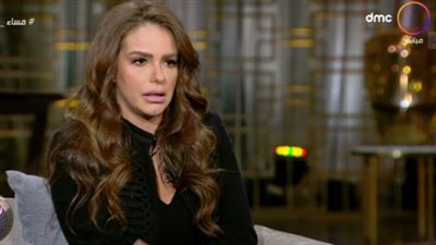 دنيا عبد العزيز: 