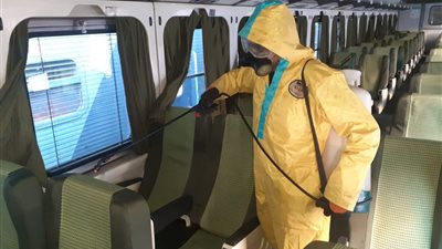 النقل: استمرار عمليات التعقيم داخل قطارات السكة الحديد (صور)