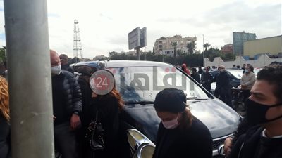 وصول جثمان محمد الصغير لمسجد السطان حسين بمصر الجديدة (صور)