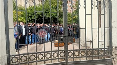 بدء صلاة الجنازة على جثمان محمد الصغير بمسجد السلطان حسين (صور)