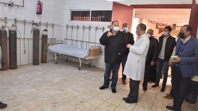 للتأكد من توافر الأكسجين والمستلزمات الطبية.. محافظ أسيوط يتفقد مستشفى المبرة للتأمين الصحي (صور)