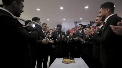 لاعبو الأهلي يحتفلون بعيد ميلاد أجايي
