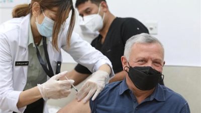 العاهل الأردني يعلن الآثار الجانبية بعد تلقيه لقاح 