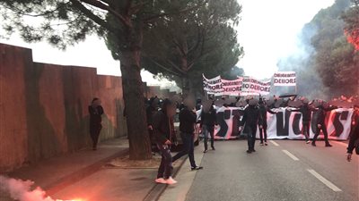 بالألعاب النارية.. مظاهرات واحتجاجات من جمهور مارسليا بسبب ملاك النادي