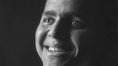 تصميماته وصلت إلى العالمية.. صيدلي مصري يدون اسمه في عالم الفن الرقمي