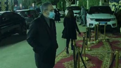 وصول مدحت العدل إلى عزاء محمد الصغير