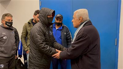 نجم الإسماعيلي السابق والعجوز يطمئنان على عبد الله السعيد بعد إصابته أمام الدراويش