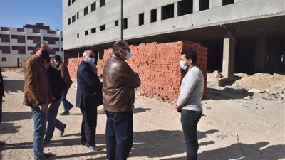 محافظ أسيوط يجري جولة مفاجئة على موقع إنشاء مستشفى منفلوط النموذجي (صور)