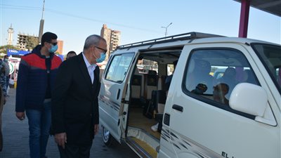 محافظ القليوبية يتابع التزام السائقين والركاب بارتداء الكمامات بشبرا الخيمة (صور)