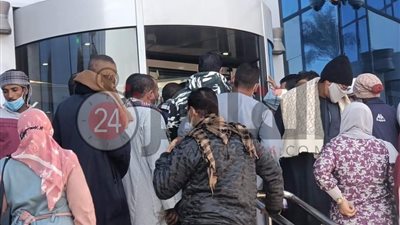 رغم التحذيرات.. زحام وتكدس مواطنين أمام البنك الأهلي بنجع حمادي (صور)