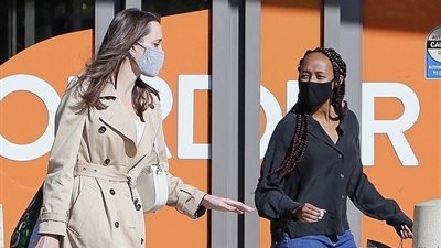 أحدث ظهور لإنجلينا جولي تتسوق مع ابنتها بالتبني زهرة