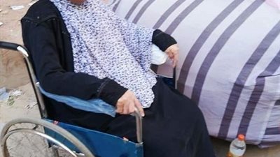 الأمن يضبط أحد نجليها.. مدير عام وشقيقه يلقيان بوالدتهما المسنة في الشارع ببنها